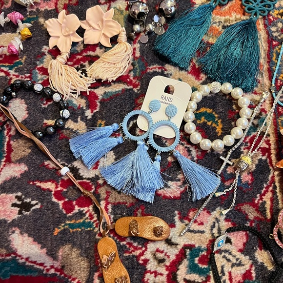 A bundle of fashion jewellery, some are custom, some are new never used! - Picture 8 of 9